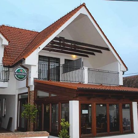 Il Galeone Hotel Stupava Bagian luar foto