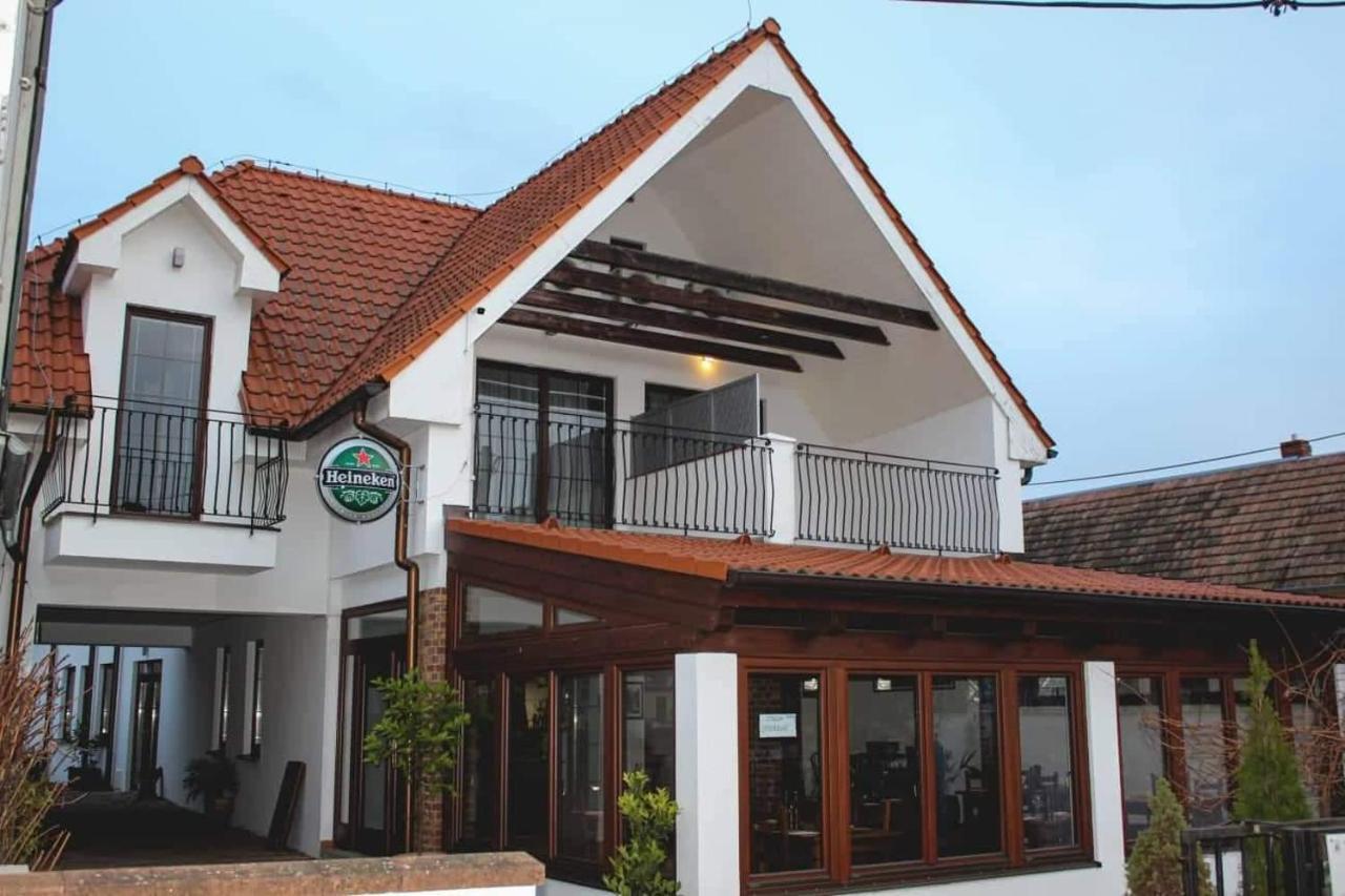 Il Galeone Hotel Stupava Bagian luar foto